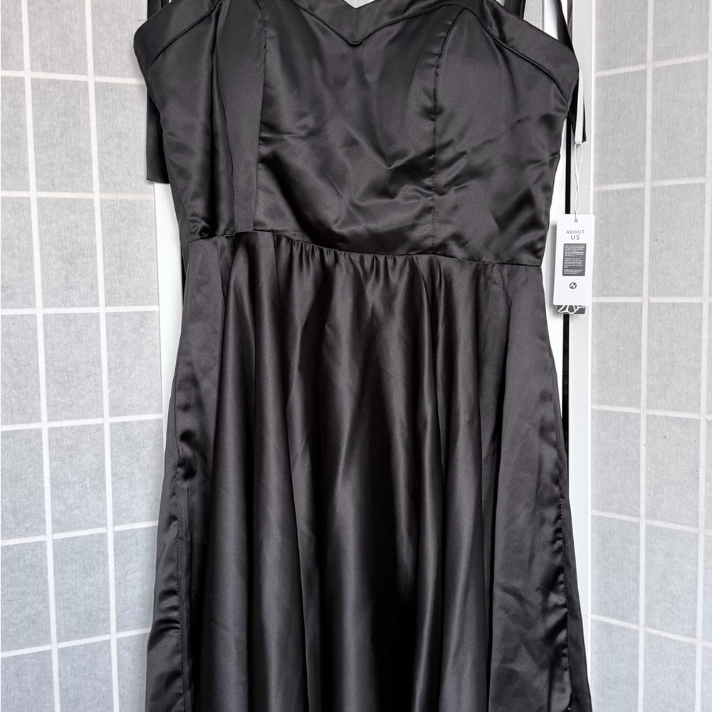Elegant Black Satin Dress - Picture 12 of 12